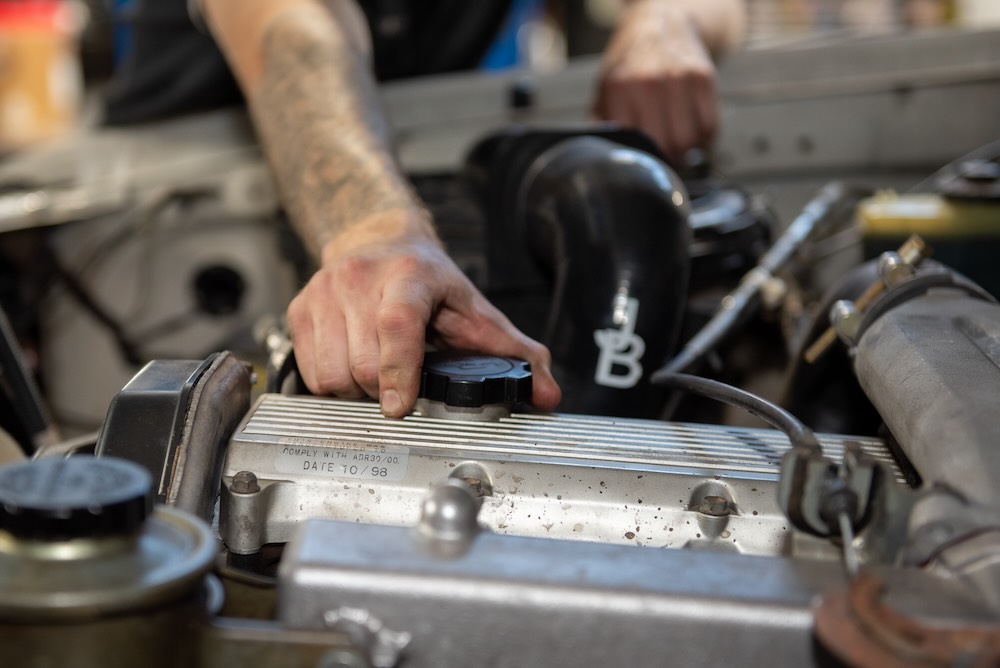 Mechanic doing a 4x4 service